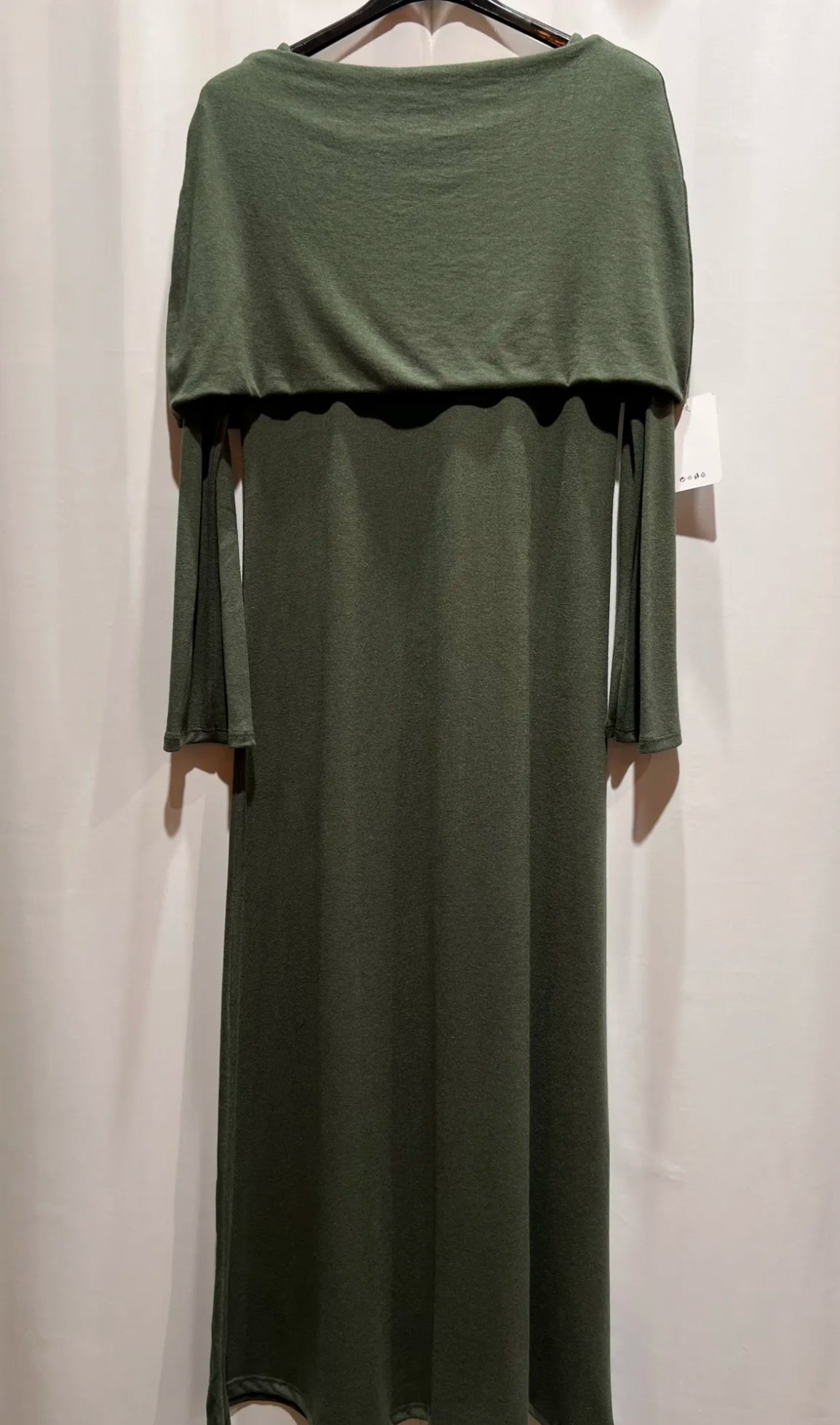 Maxikleid mit Cape-Detail