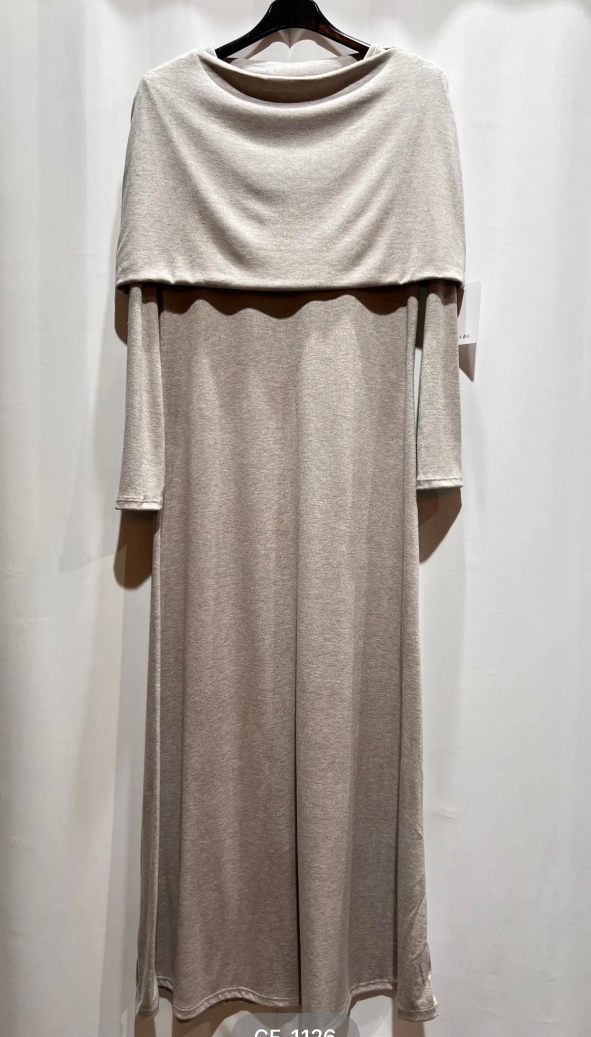 Maxikleid mit Cape-Detail