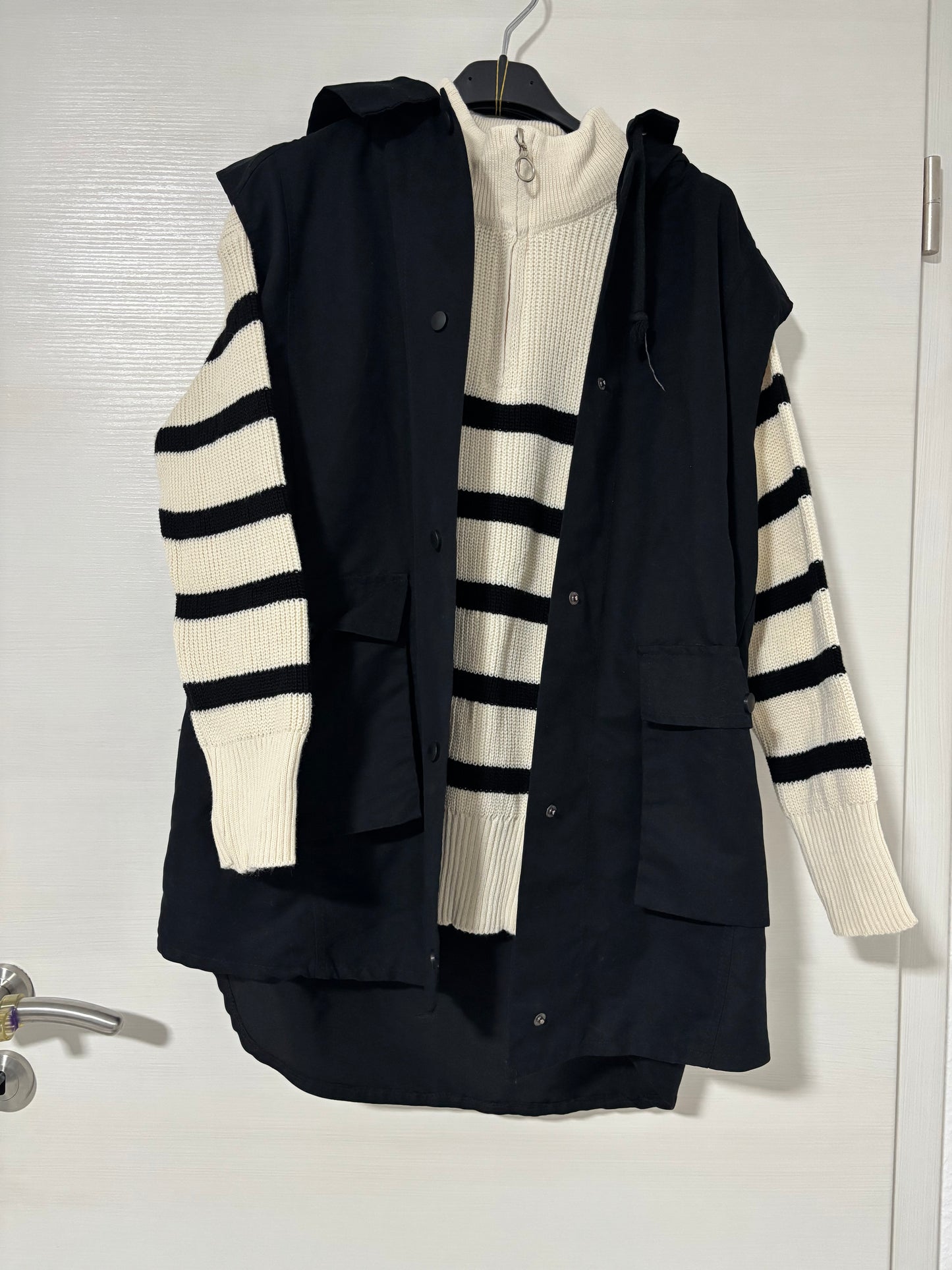 Set aus gestreiften Pulli mit kaputzen Weste