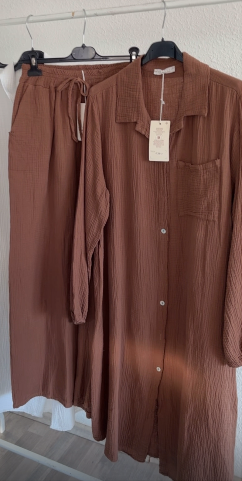 Lange Musselinhemden