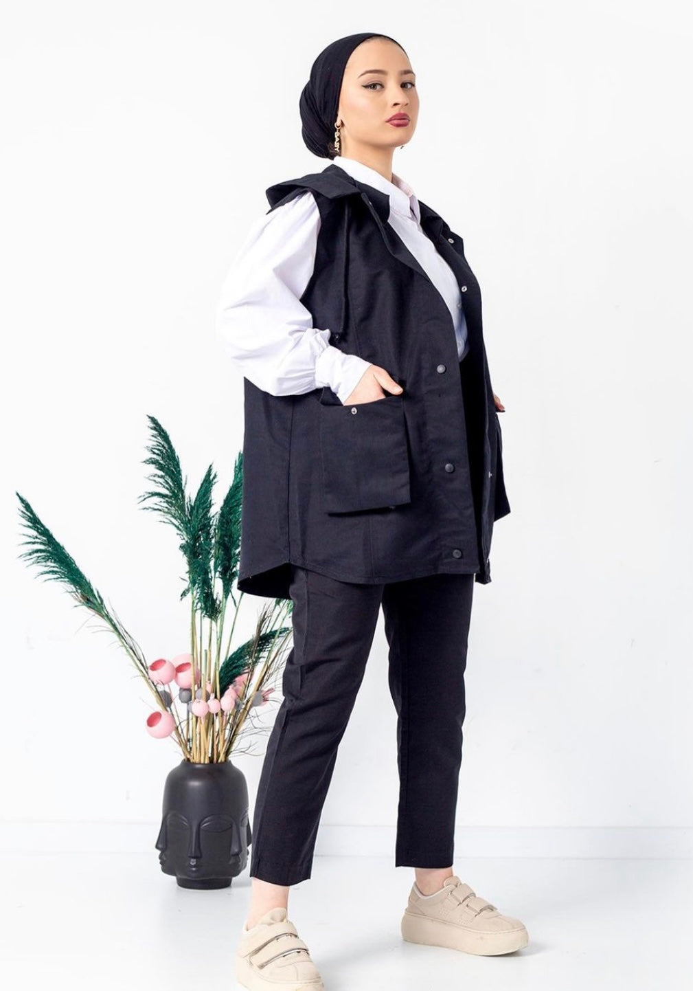 Set aus gestreiften Pulli mit kaputzen Weste