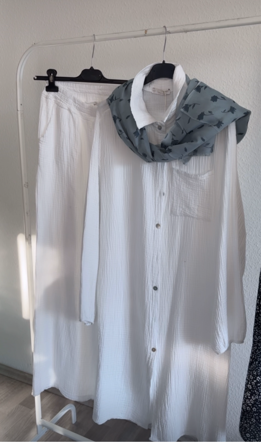 Lange Musselinhemden