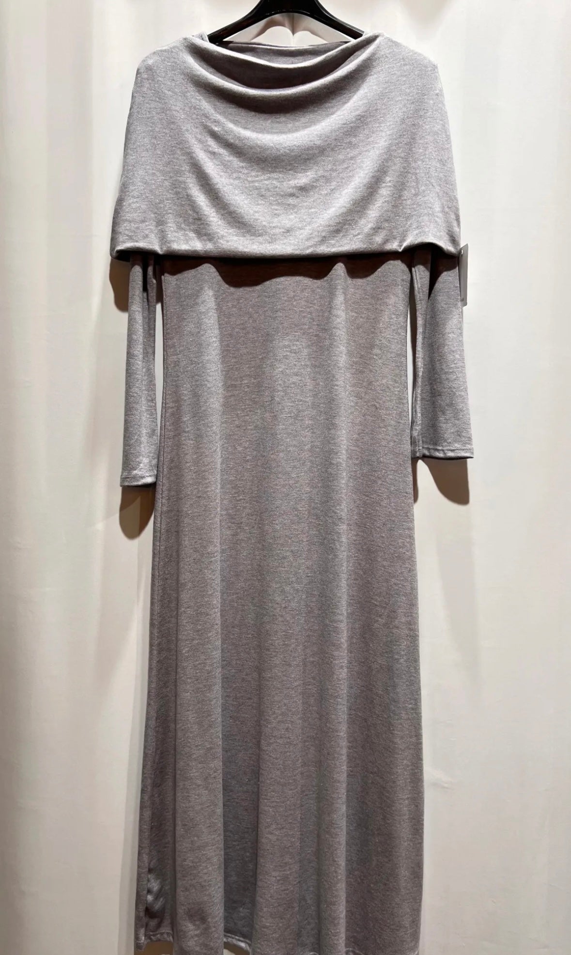 Maxikleid mit Cape-Detail