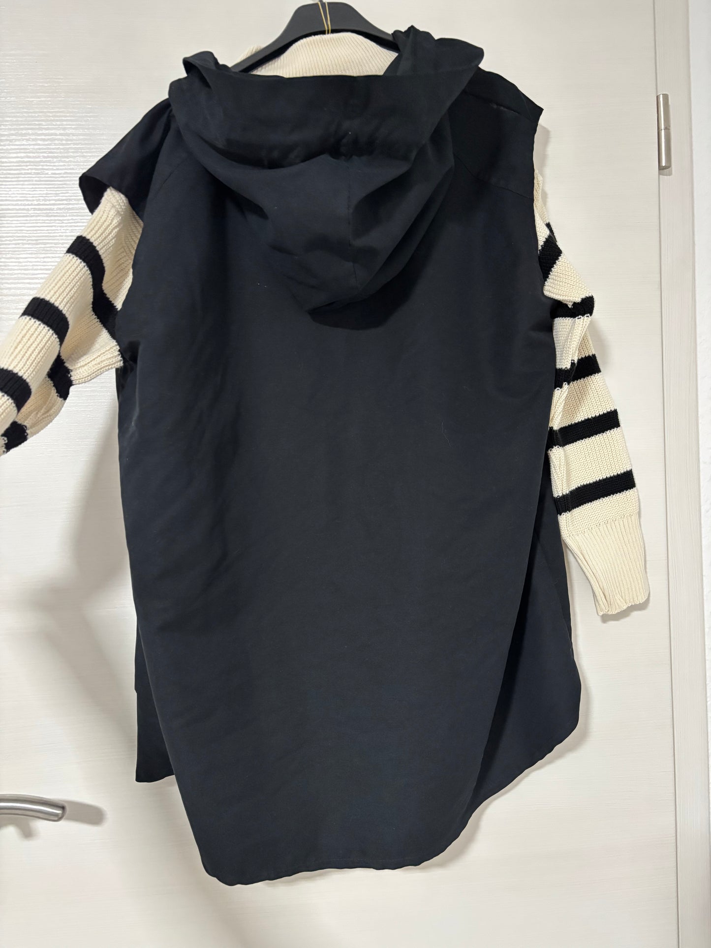 Set aus gestreiften Pulli mit kaputzen Weste