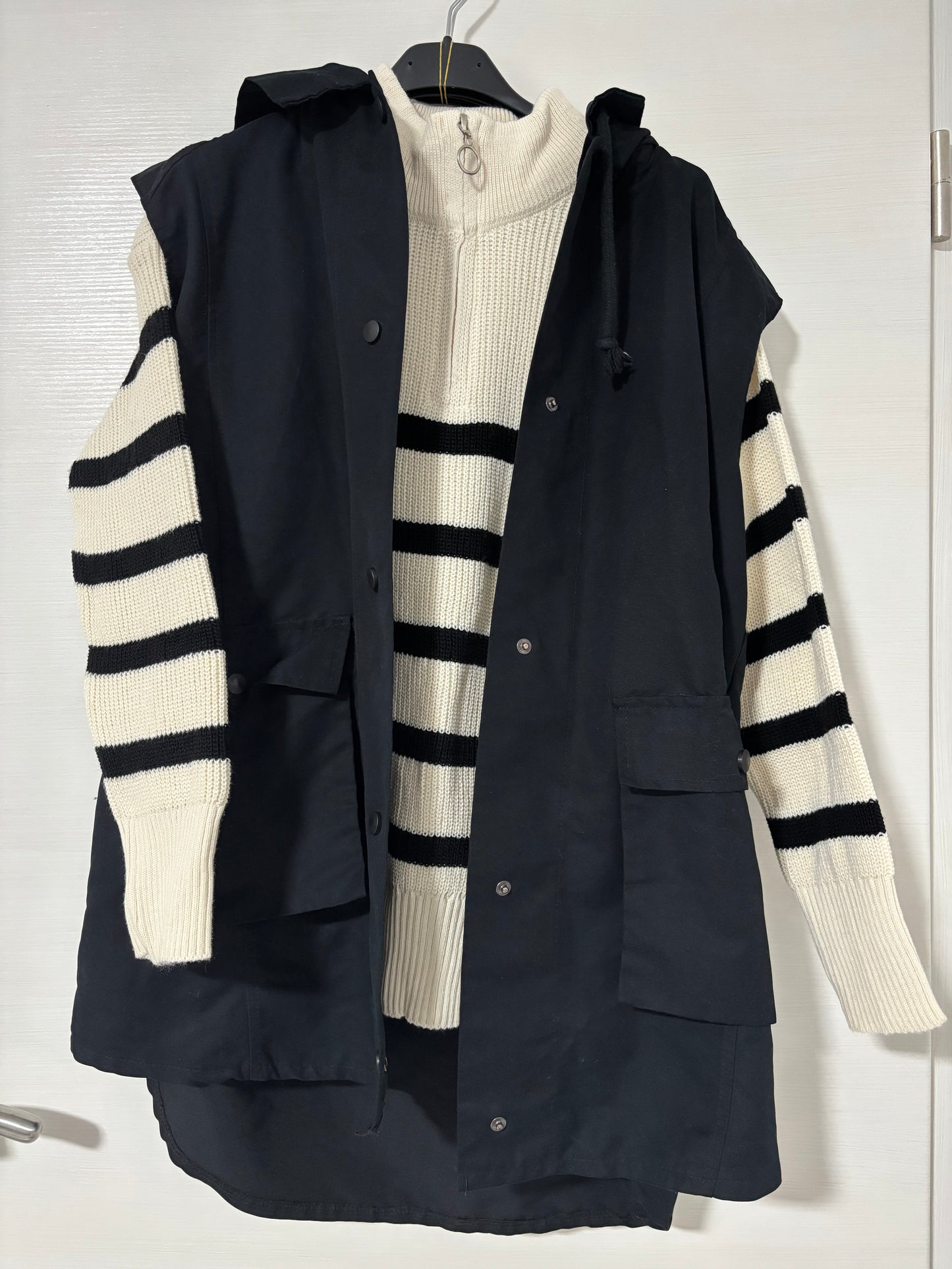 Set aus gestreiften Pulli mit kaputzen Weste