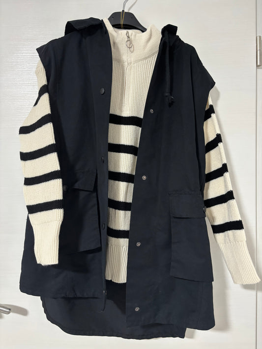 Set aus gestreiften Pulli mit kaputzen Weste