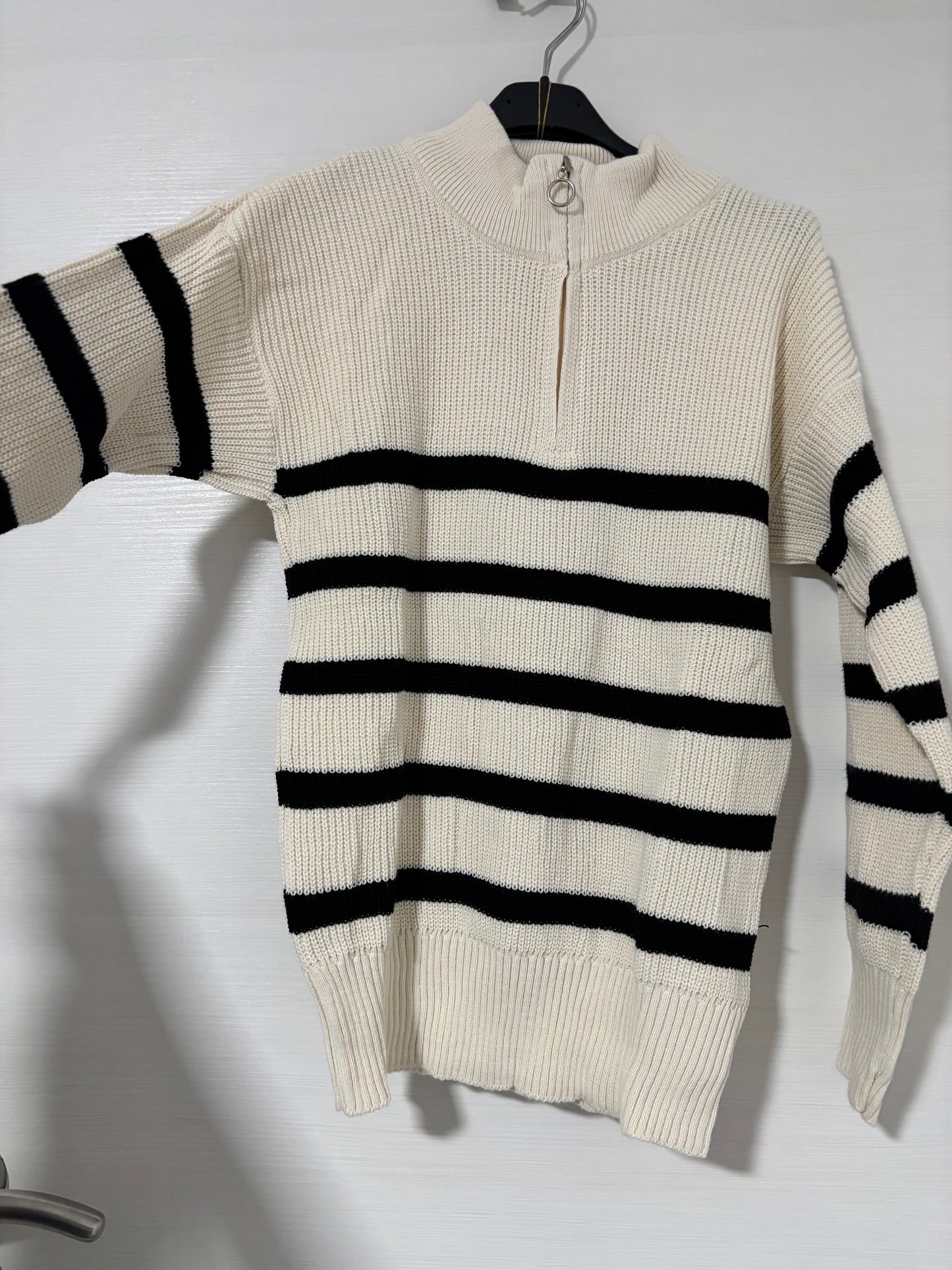 Set aus gestreiften Pulli mit kaputzen Weste