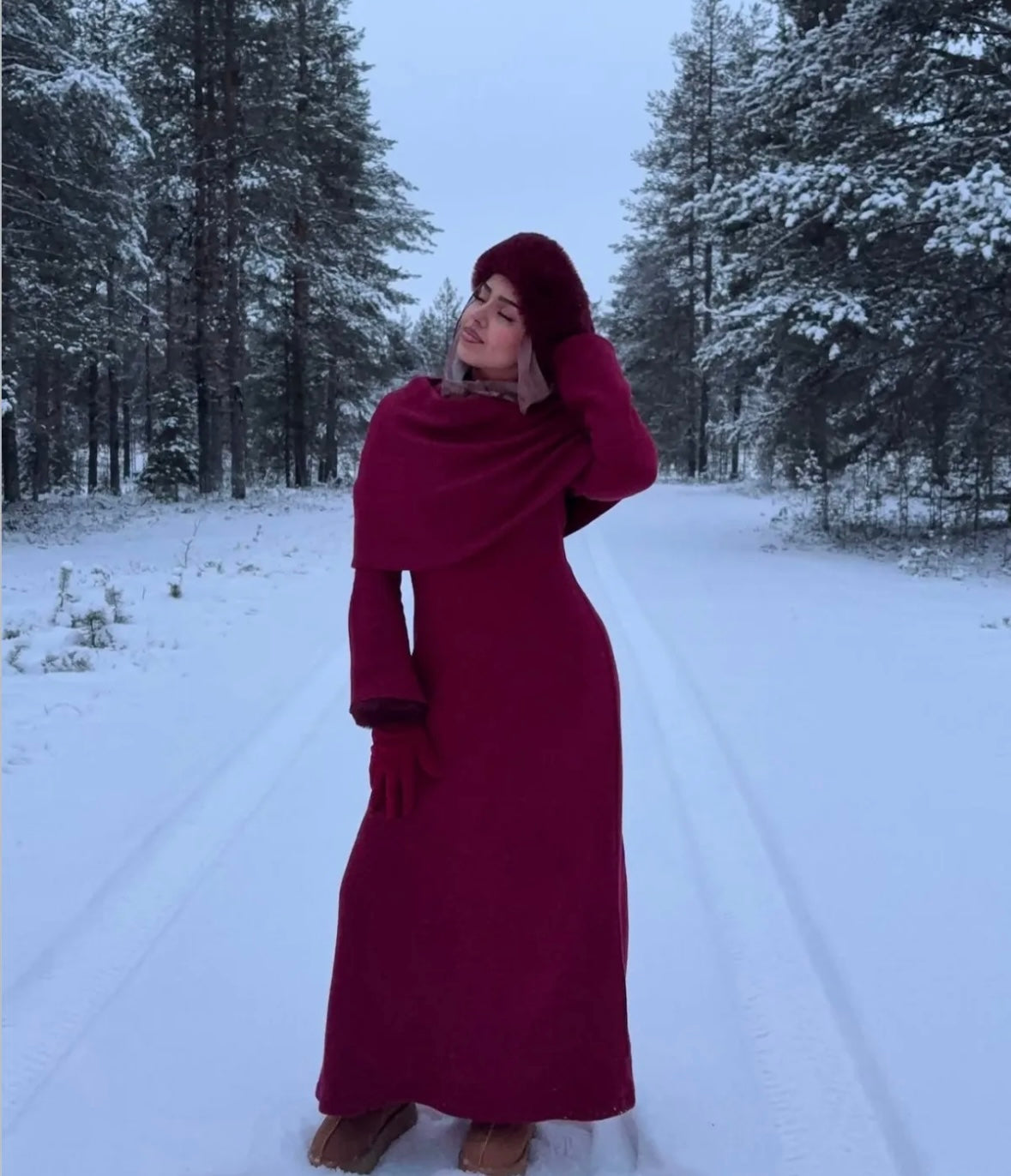 Maxikleid mit Cape-Detail