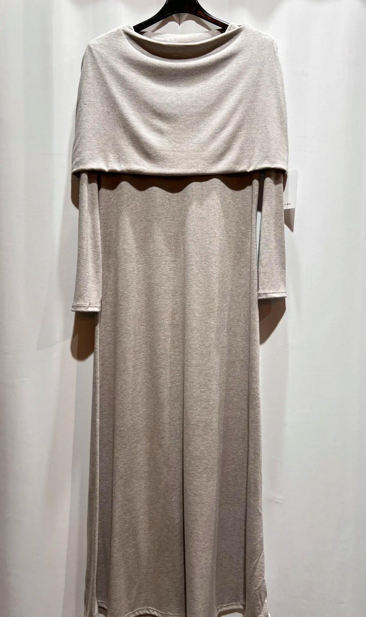 Maxikleid mit Cape-Detail